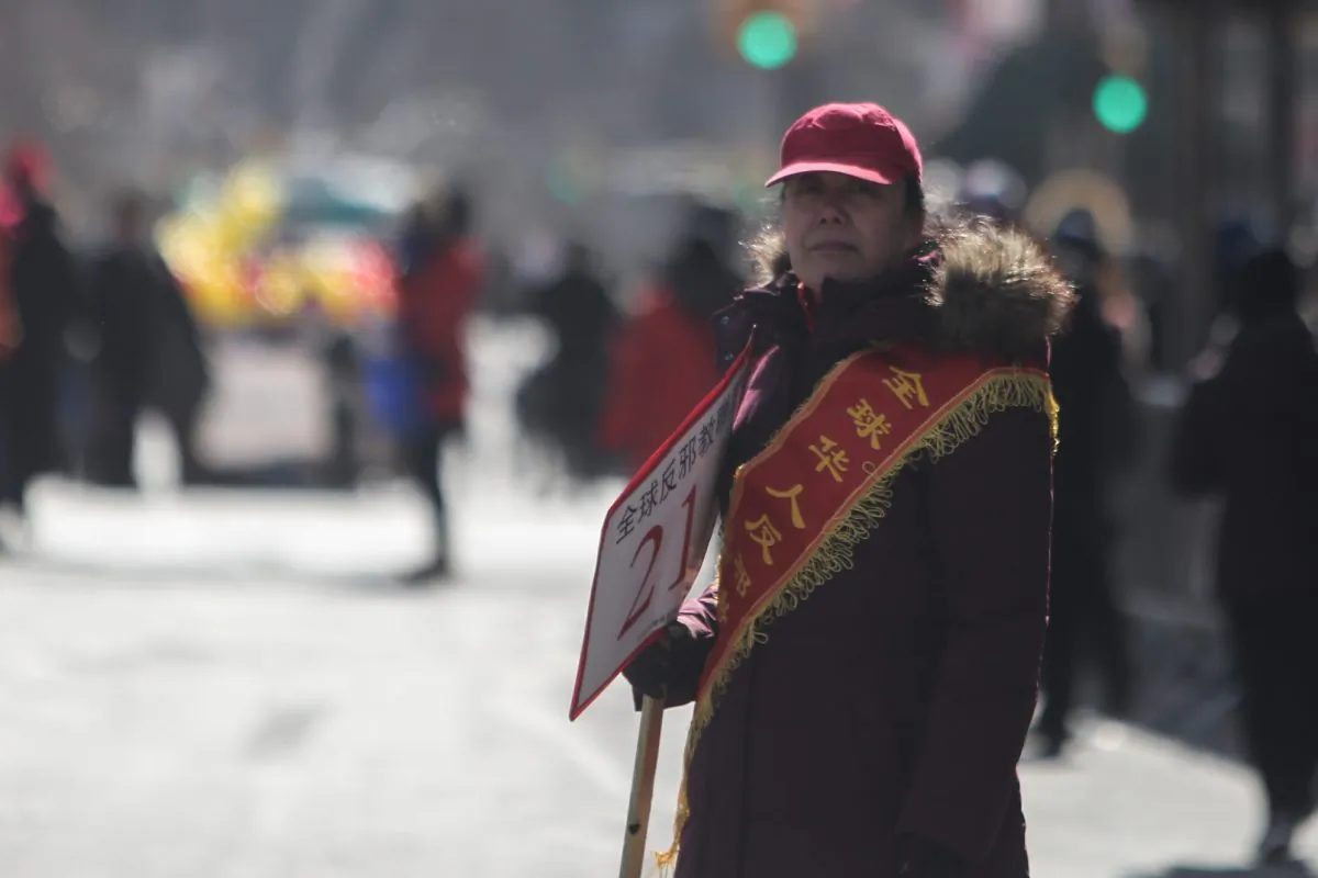 Li Huahong, head of the Chinese Anti-Cult World Alliance, a Communist Party front group that attacks Falun Gong, at the Chinese New Year's parade in Flushing, New York, on Feb. 13, 2016. (Benjamin Chasteen/Epoch Times)