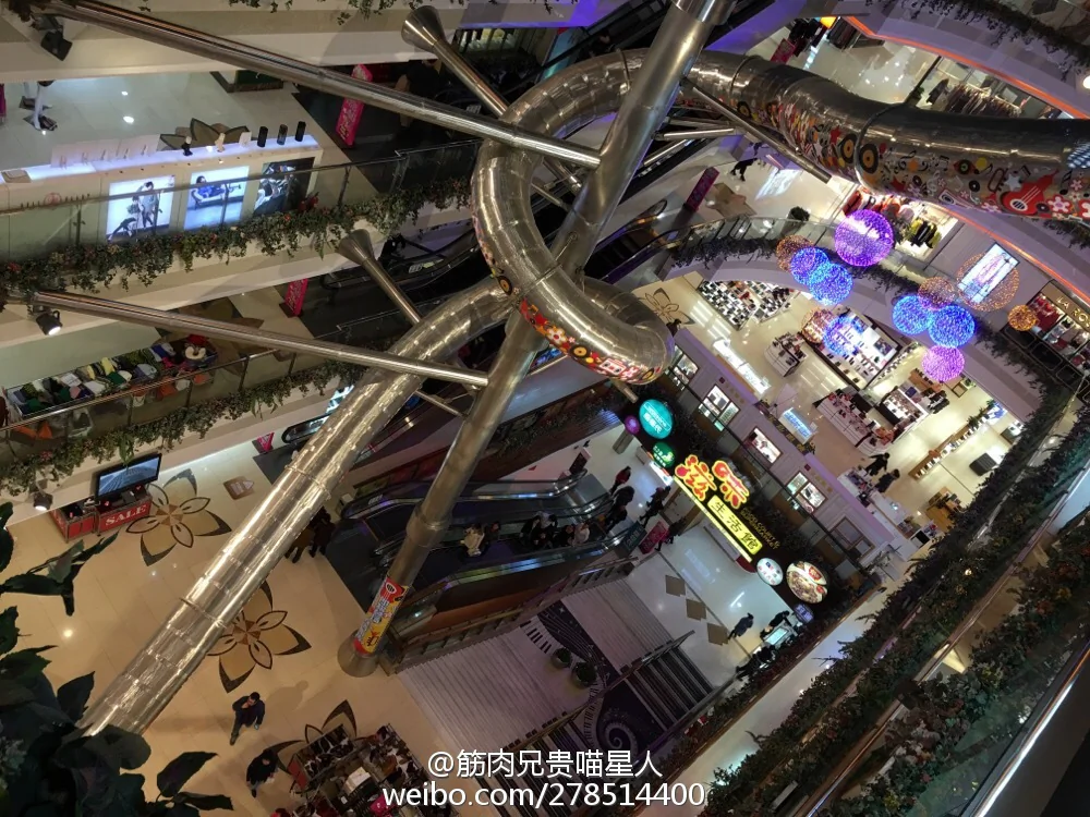 The giant slide in a mall in Pudong, Shanghai. (Sina Weibo)
