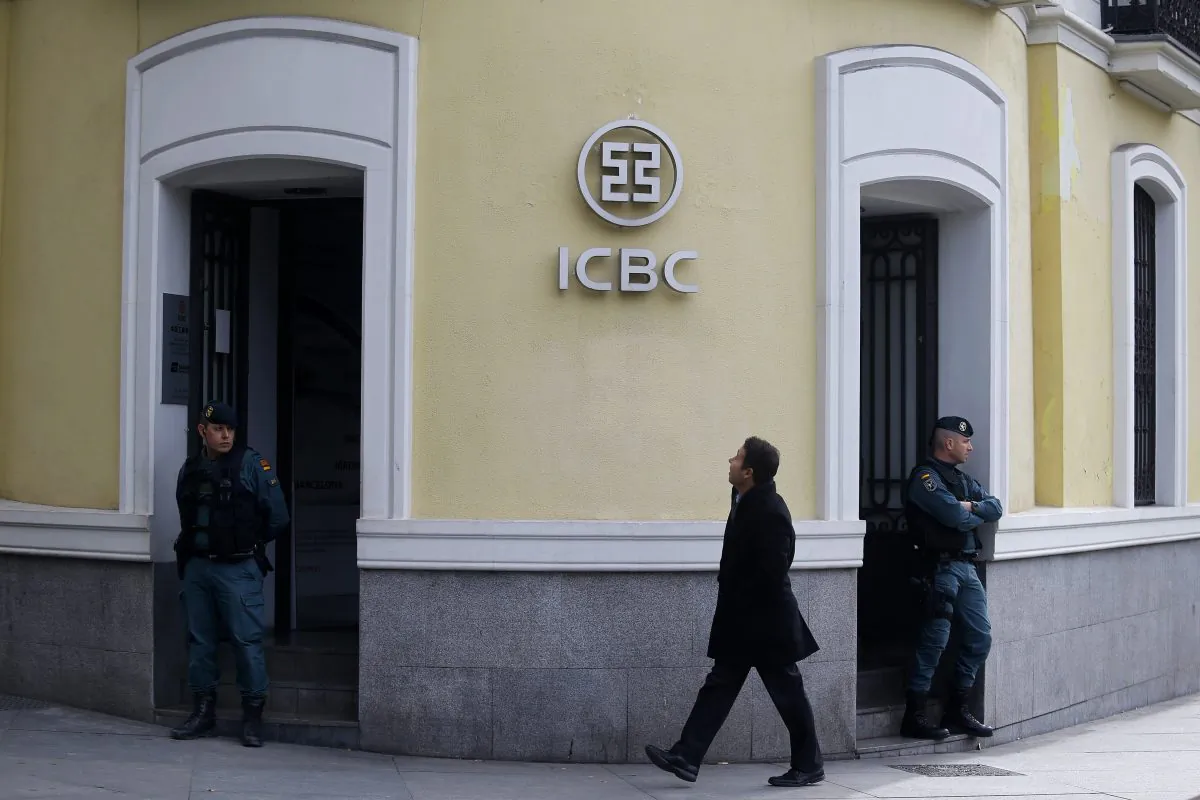 Spanish Civil Guard policemen stand guard outside China's ICBC bank offices in Madrid, Spain, on Feb. 17, 2016. Spanish police searched offices of China's ICBC bank in downtown Madrid and arrested six people as part of a money laundering and tax fraud probe. (AP Photo/Francisco Seco)