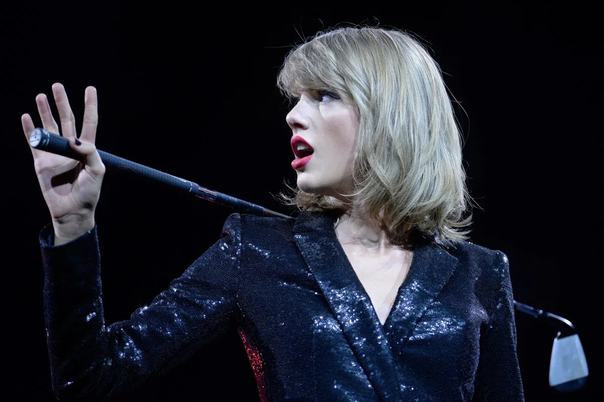 aylor Swift performs during 'The 1989 World Tour' night 1 at Lanxess Arena on June 19, 2015 in Cologne, Germany. (Sascha Steinbach/Getty Images for TAS)