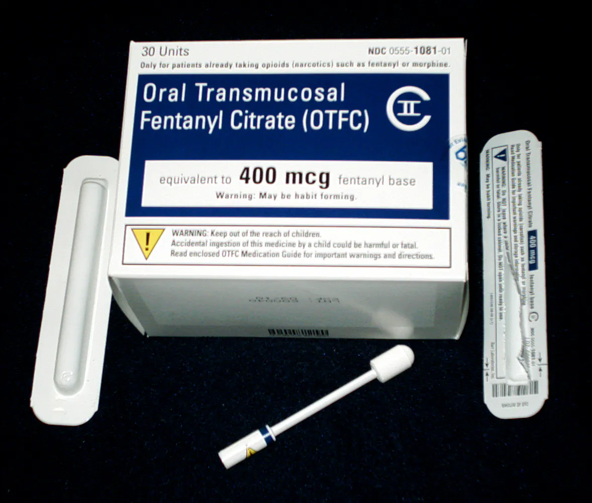 Package and example of fentanyl lollipop (brand: Actiq), 400 micrograms. (Crohnie/CC BY-SA 3.0)