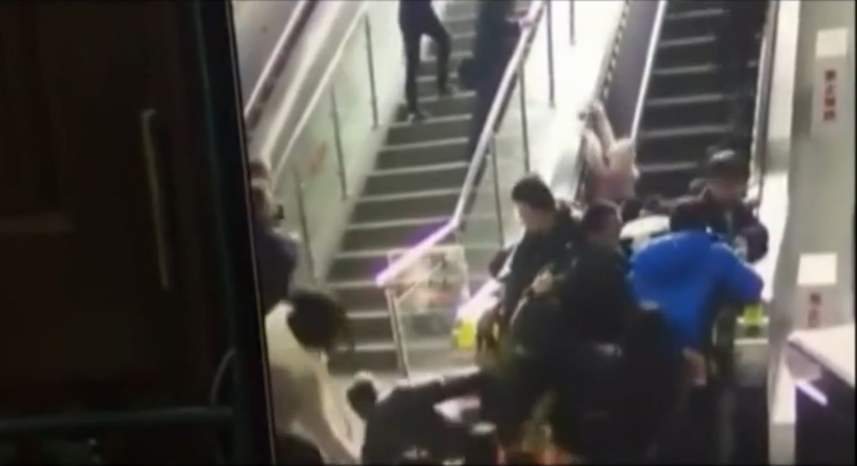 Escalator incident in china. опасные ситуации на эскалаторе. Escalator incident in china. китаянку затянуло в эскалатор. эскалатор убийца в китае.