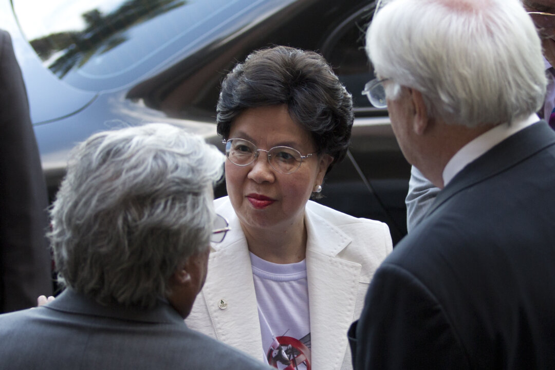 WHO Director-General Margaret Chan (C) listens to Paulo Gadelha (L), president of the Oswaldo Cruz Foundation, Brazil’s premier state-run research institute for tropical diseases, in Rio de Janeiro, Brazil, on Feb. 24, 2016. Chan is on a two-day visit to Brazil. (AP Photo/Silvia Izquierdo)