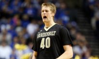 Watch: Vanderbilt’s Josh Henderson Makes 80-Foot Buzzer-Beater Against Florida Gators