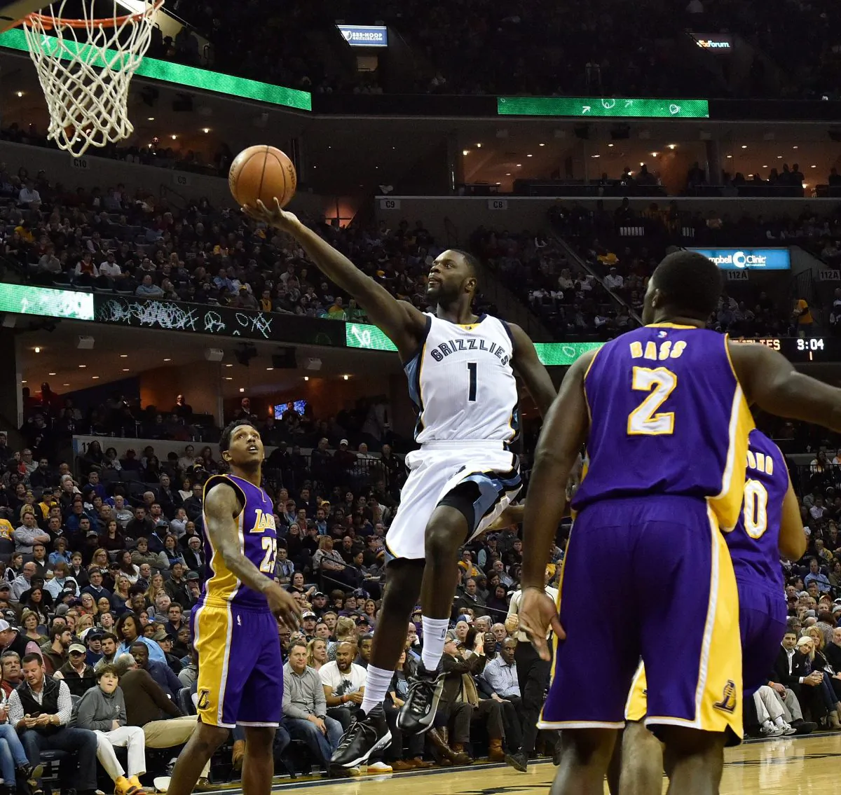 Lance Stephenson (C) of the Memphis Grizzlies scored eight points in the team's 128–119 win over the Lakers on Feb. 24. (Frederick Breedon/Getty Images) 