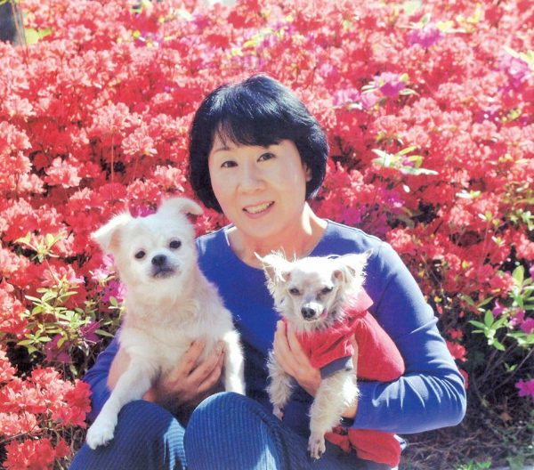 Hoyoung (L) and Hodong in the arms of Mrs. In-hee Kim. Hoyoung was cured of eczema, and Hodong regained much of his vision that had been lost due to a cataract after cleansing their lungs with herbal medicine.