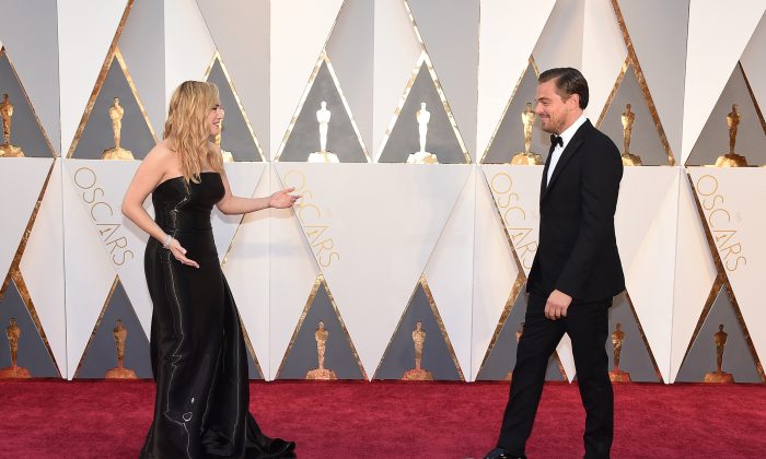In Photos Leonardo Dicaprio And Kate Winslet Reunite At The Oscars The Epoch Times 