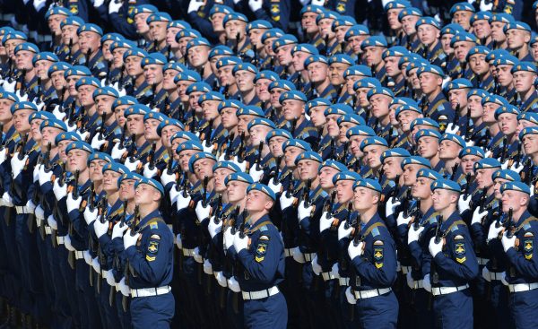 Soldados de la unidad ceremonial durante un desfile militar en Moscú, Rusia, el 9 de mayo de 2015. (RIA Novosti a través de Getty Images)