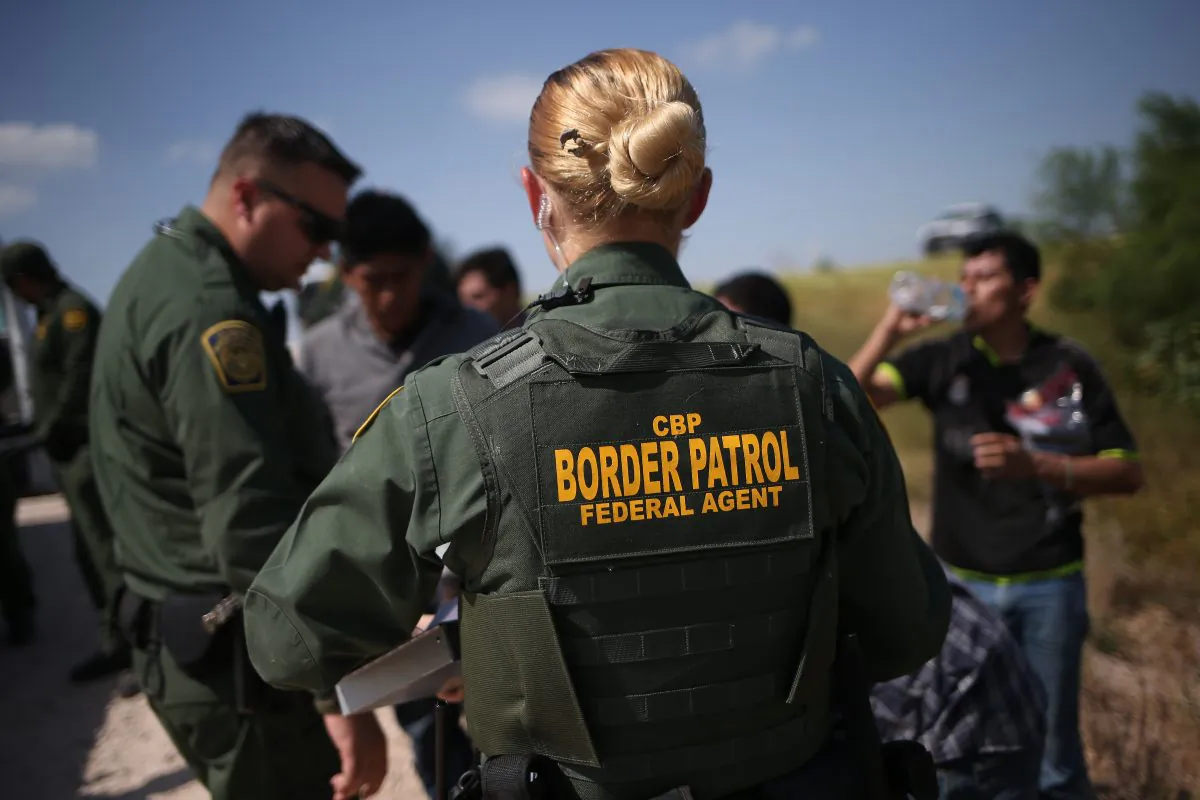 U.S. Border Patrol agents detain undocumented immigrants after they crossed the border from Mexico into the United States in McAllen, Texas on Aug. 7, 2015. (John Moore/Getty Images)
