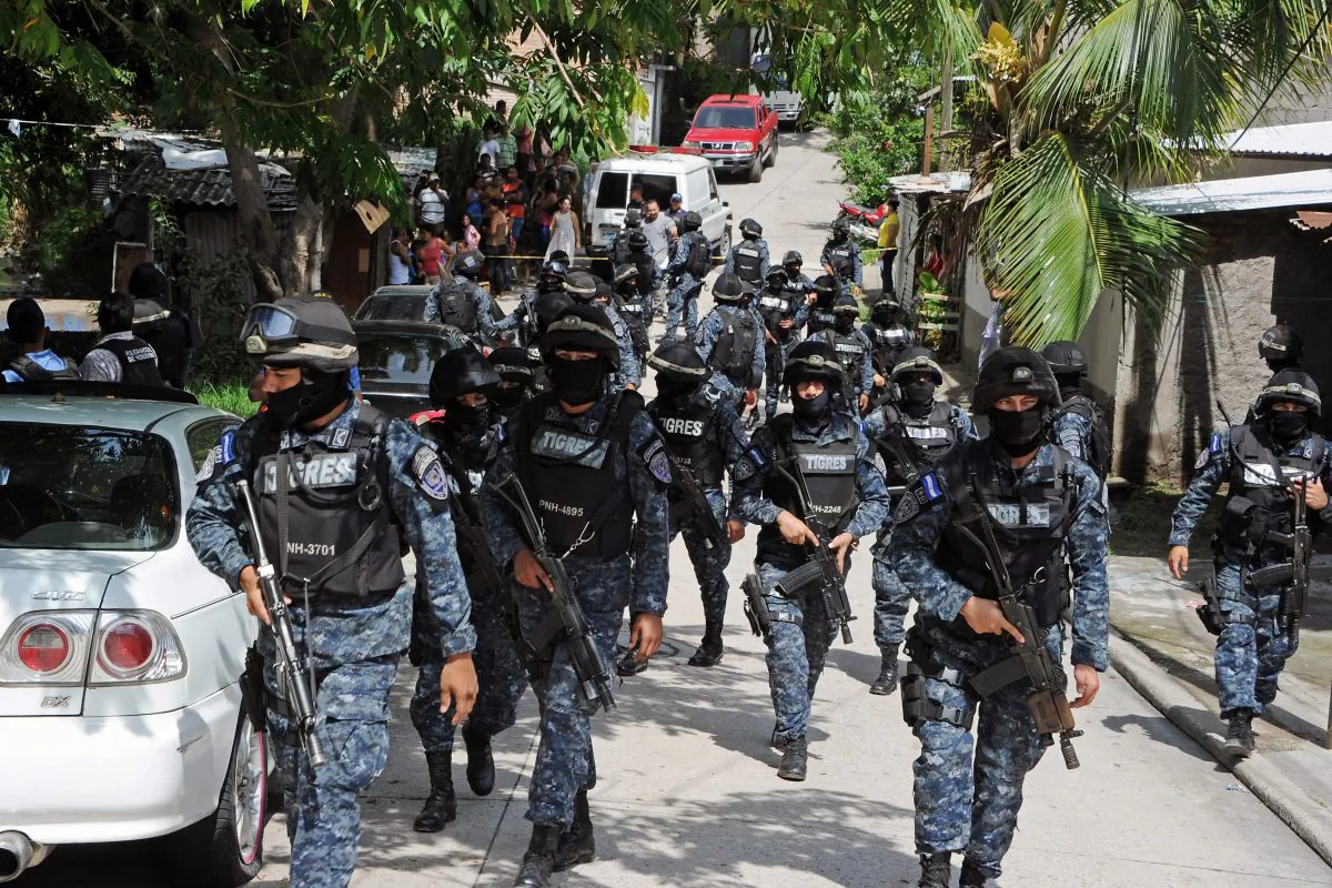 A police squad patrols during an operation in Los Alpes, southern outskirts of Tegucigalpa, Honduras, on Sept. 29, 2015. (Orlando Sierra/AFP/Getty Images)