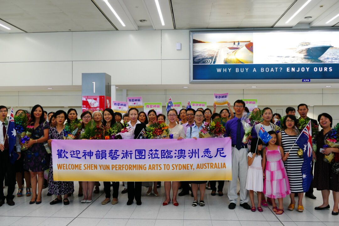 Shen Yun fans welcome the World Company to Sydney on March 7, 2016. (Epoch Times)