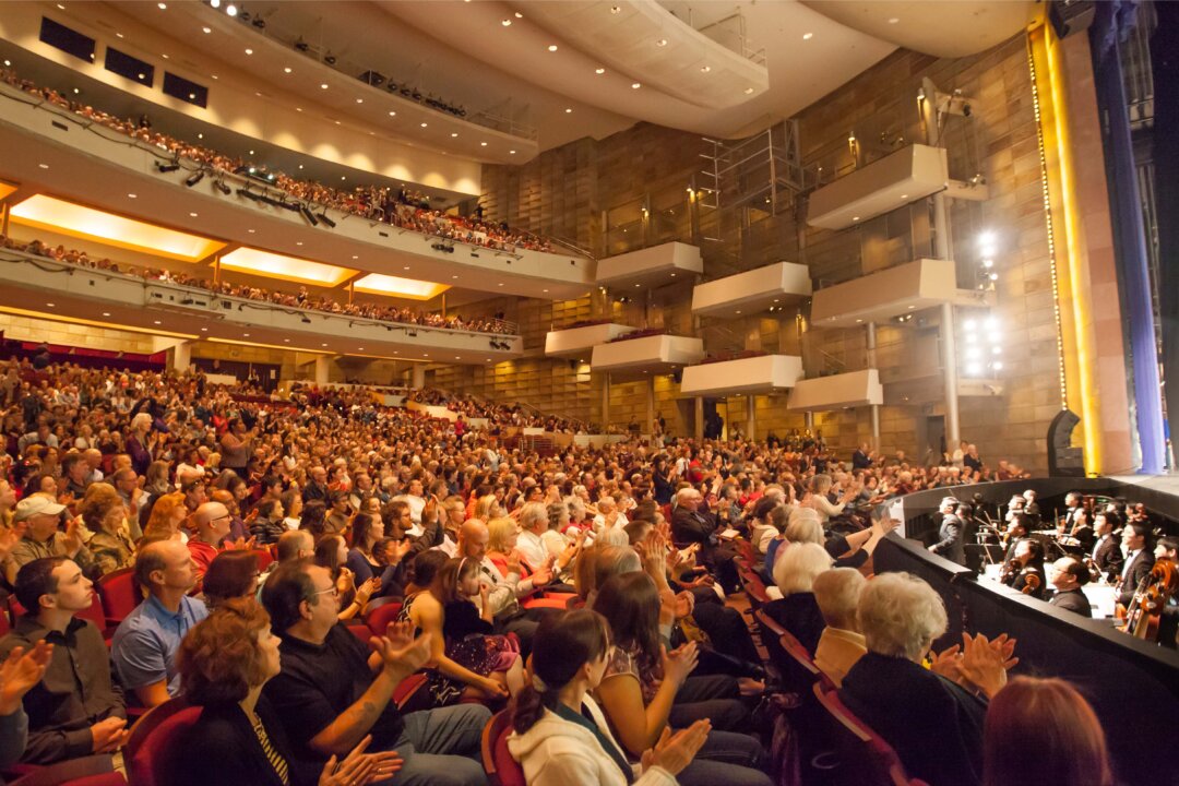 Shen Yun' curtain call at The Buell Theatre on March 6, 2016. (Alex Ma/Epoch Times)