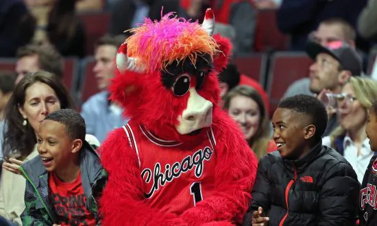 E’Twaun Moore: Video Shows Boy Cheering as Bulls Guard Sinks Free Throws to Win McDonald’s for Fans