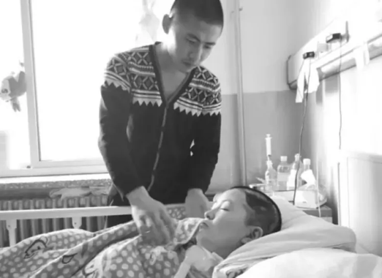 Liu Feng looks after her girlfriend Lin Yingying at the hospital. (Oriental Net)