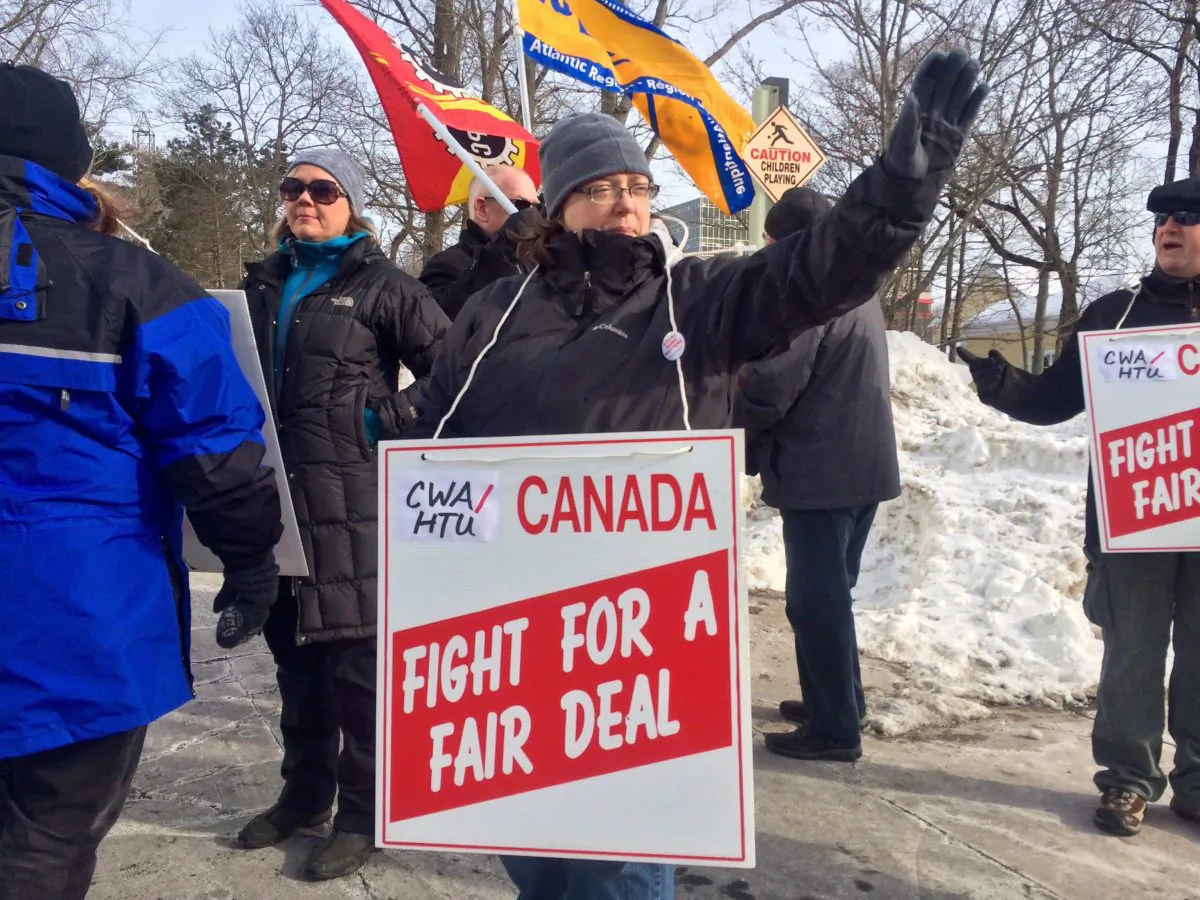 Journalist Patricia Brooks Arenburg pickets with other union members  outside the Chronicle Herald's office in Halifax on Jan. 25, 2016, over proposals to reduce wages, lengthen working hours, shrink future pension benefits, and lay off up to 18 workers. (The Canadian Press/Aly Thomson)