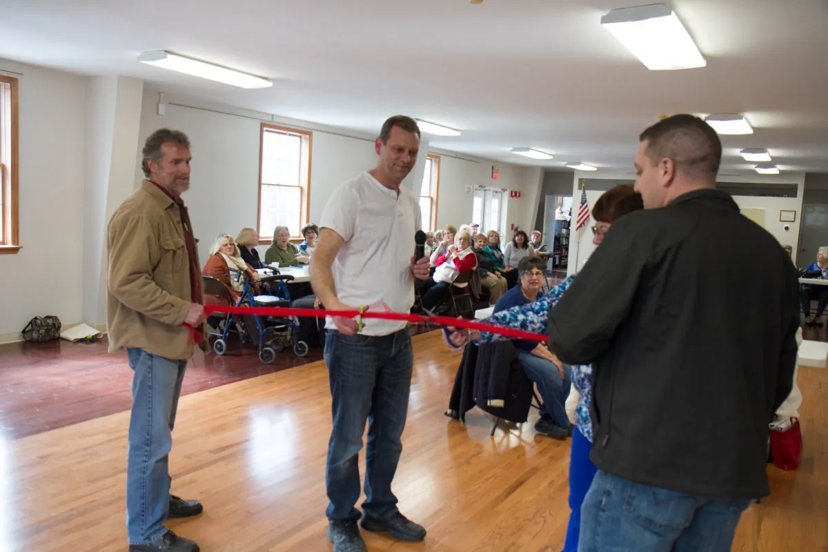 Town of Mount Hope Supervisor Chad Volpe and Village of Otisville Trustee Diane Loeven cut the ribbon at the opening of the newly-redone Mount Hope Senior Center on March 8, 2016. (Holly Kellum/Epoch Times)