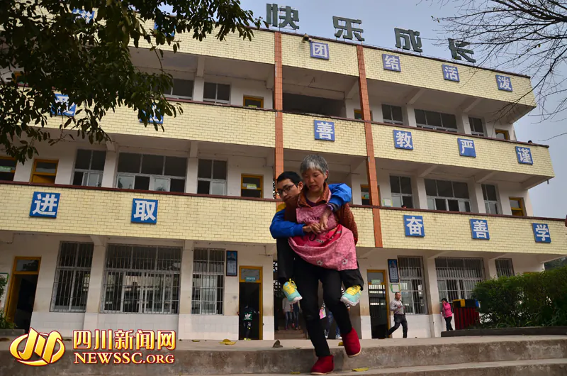 Xu Guowen carries her son Luo Yu at school. (Sichuan News Net)