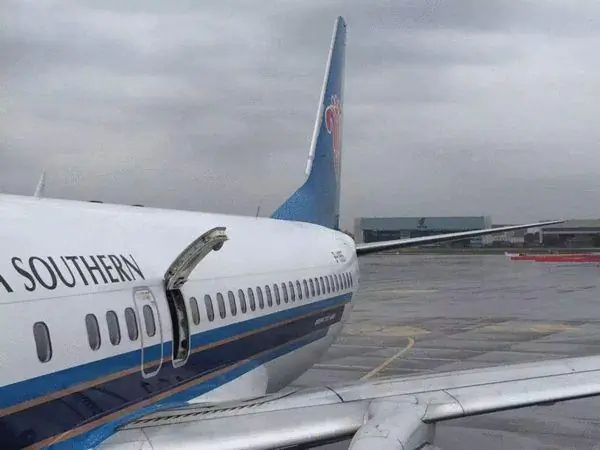 A passenger aboard a China Southern plane from to Chongqing Urumqi opens the emergency exit door after he wants to get some fresh air. (Chengdu Finance Daily)