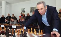 Former Russian World Chess Champion Criticizes Bernie Sanders’s Revolution as ‘Dangerously Absurd’