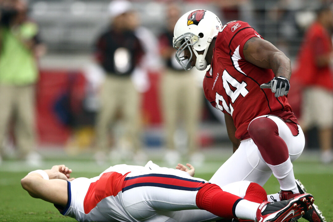 Starting Quarterback Trent Edwards #5 of the Buffalo Bills suffers a concussion after getting hit by Strong Safety Adrian Wilson #24 of the Arizona Cardinals on October 5, 2008 at Stadium in Glendale, Arizona. (Photo by Donald Miralle/Getty Images)