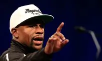 Floyd Mayweather Jr.: Retired Boxer Appears in Photos With Rumored 19-Year-Old Girlfriend