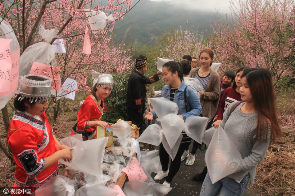 Vendors sell air in plastic bags in Guangdong on March 19. (Sina)
