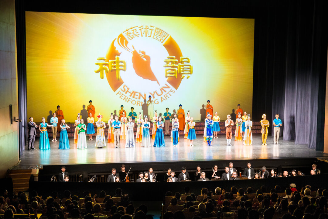 Shen Yun Performing Arts World Company's curtain call at the National Taiwan University Of Arts. (Epoch Times)
