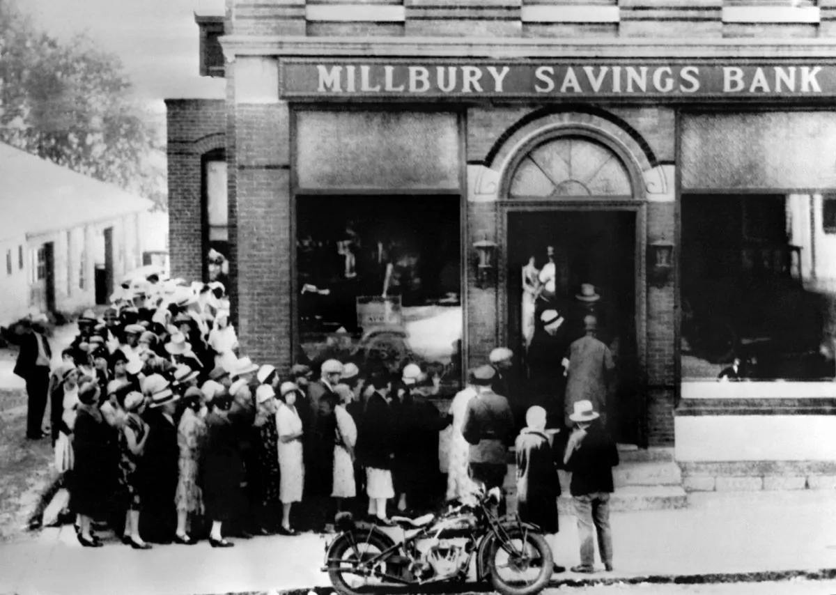 People rush to a saving bank in Millbury, Mass., on Oct. 24, 1929, as Wall Street in New York crashed sparking a run on banks that spread accross the country. (OFF/AFP/Getty Images)