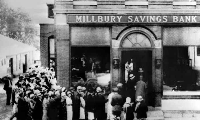 People rush to a savings bank in Millbury, Mass., on Oct. 24, 1929, as Wall Street in New York crashed, sparking a run on banks that spread across the country. (OFF/AFP/Getty Images)