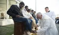 Video: Pope Francis Washes the Feet of Muslim, Christian Refugees