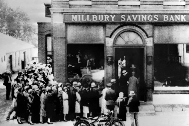 People rush to a saving bank in Millbury, Mass., on Oct. 24, 1929, as Wall Street in New York crashed, sparking a run on banks that spread accross the country. (OFF/AFP/Getty Images)