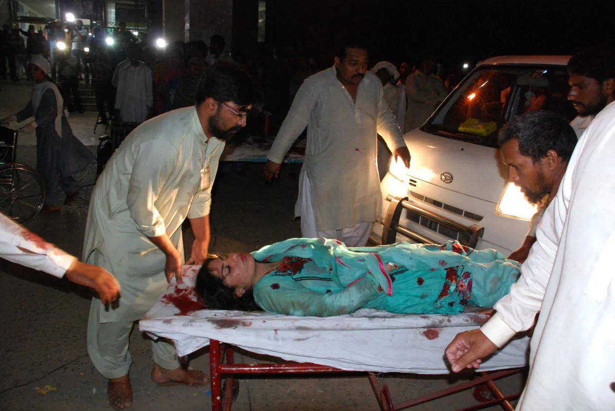 Pakistani relatives brings an injured woman to the hospital in Lahore on March 27, 2016 (ARIF ALI/AFP/Getty Images)