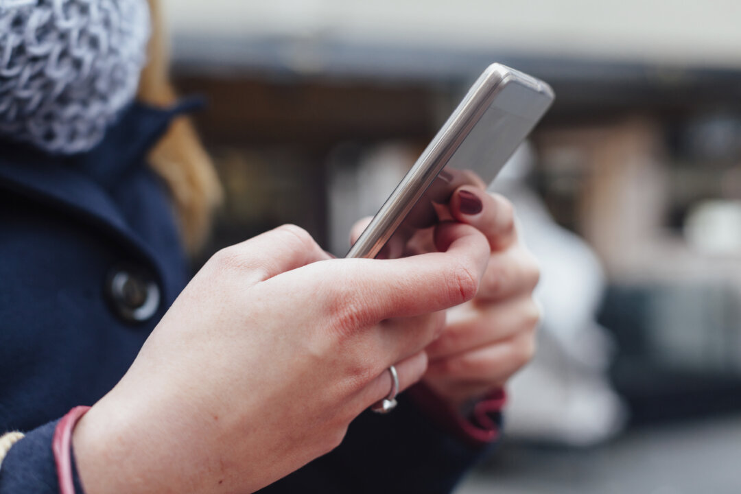 People who text while walking have a significantly higher risk of injury compared to those who are alert while navigating busy city streets on foot, according to research from the University of British Columbia.(Kikovic/iStock)