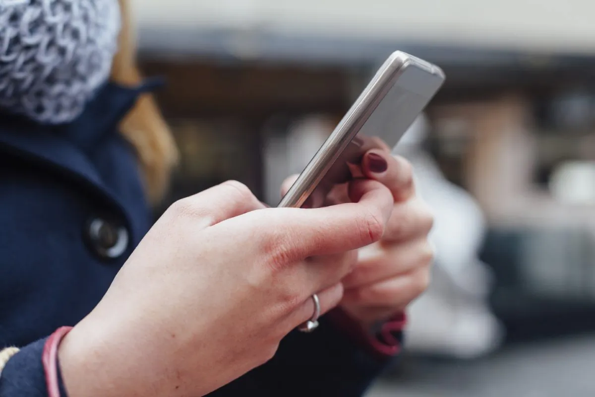 People who text while walking have a significantly higher risk of injury compared to those who are alert while navigating busy city streets on foot, according to research from the University of British Columbia.(Kikovic/iStock)