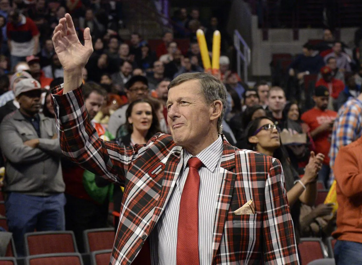 Craig Sager acknowledges the crowd during a timeout in an NBA basketball game between the Chicago Bulls and the Oklahoma City Thunder in Chicago. (AP Photo/David Banks)