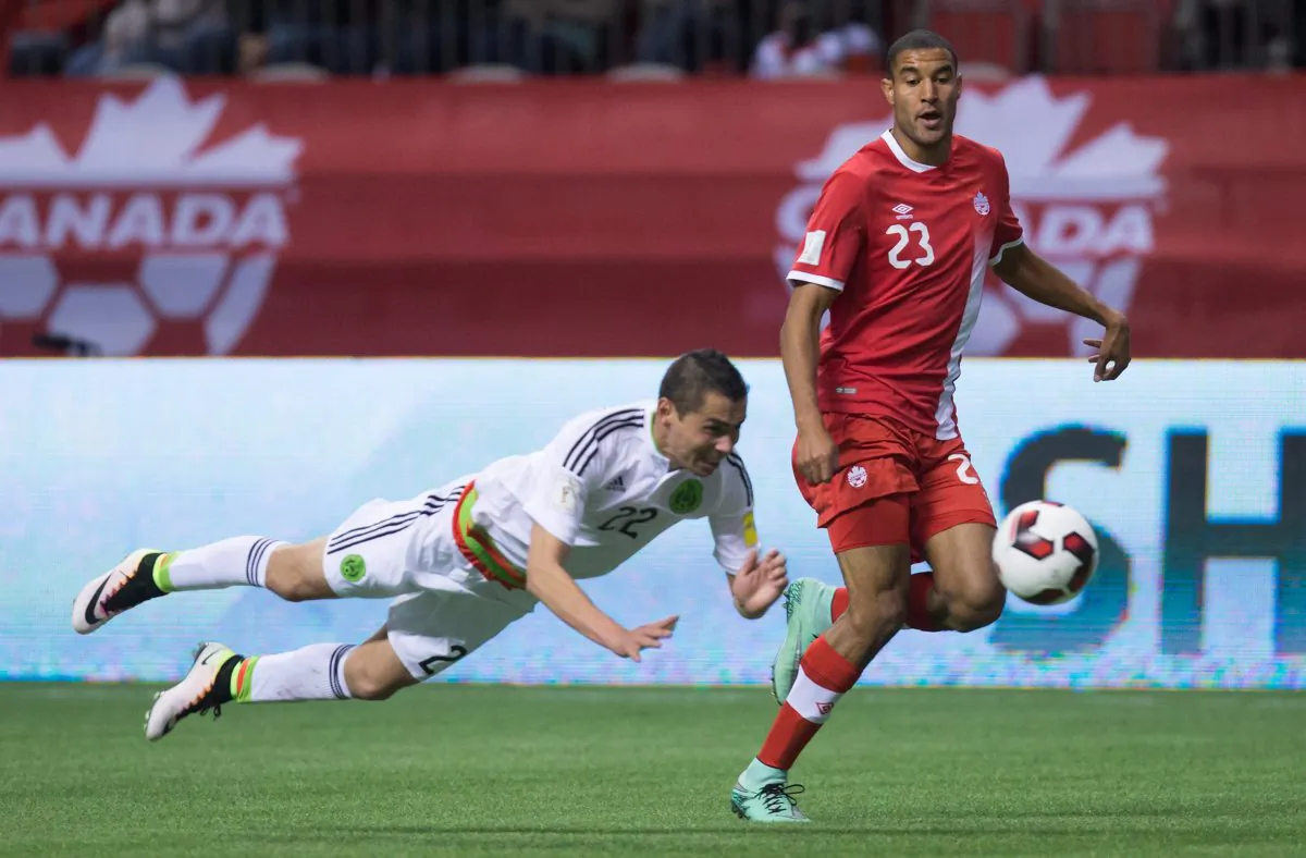 Mexico's Paul Aguilar (L) tries to stop Canada's Tesho Akindele in FIFA World Cup qualifying soccer in Vancouver on March 25, 2016. (The Canadian Press/Darryl Dyck)