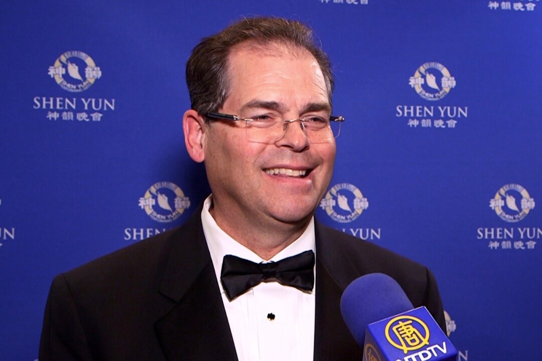 Steve Kates, Dr Sky, Host of KSTAR Radio Show and TV host, shared his experience after watching Shen Yun Performing Arts in Phoenix, Arizona, at the Orpheum Theater on the evening of March 31, 2016. (NTD Television)