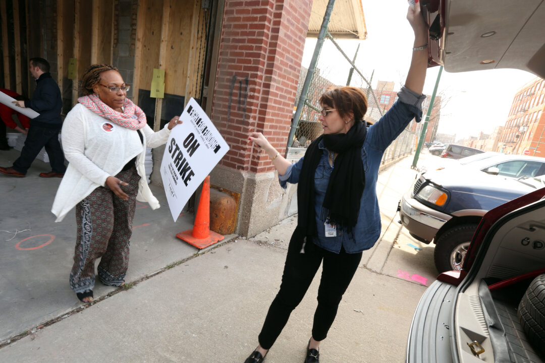 Chicago Schools to Close as Teachers Launch One-Day Strike | The Epoch ...