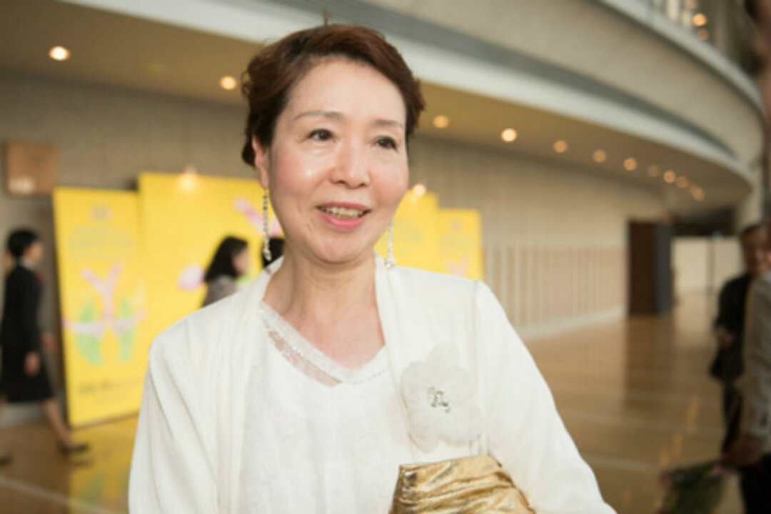 Ms. Inagaki Setsuko, president of Joy Group and teacher at Human Tech International University, attends the Shen Yun performance in Tokyo on April 26, 2016. (Hiroshi Nogami/ Epoch Times) 