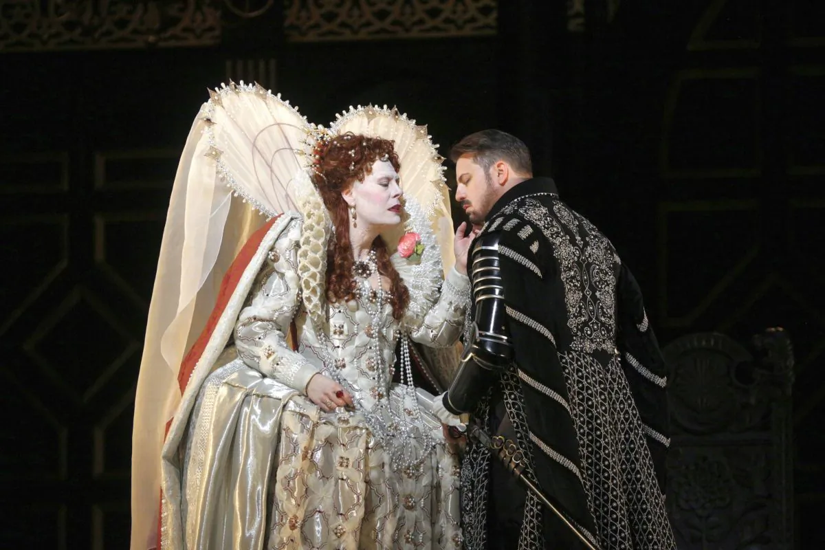 Sondra Radvanovsky as Elisabetta and Matthew Polenzani in the title role of Donizetti's Roberto Devereux. (Ken Howard/Metropolitan Opera)