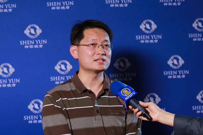 Chen Jung-Tai, general manager of a real estate branch office, uncovers lost memory while watching Shen Yun Performing Arts. (Cheng Shun-Li/Epoch Times)