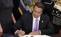 New York Gov. Cuomo Signs $15 Minimum Wage Law