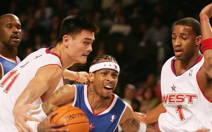 Yao Ming of the Western Conference All-Stars and Michael Jordan of News  Photo - Getty Images
