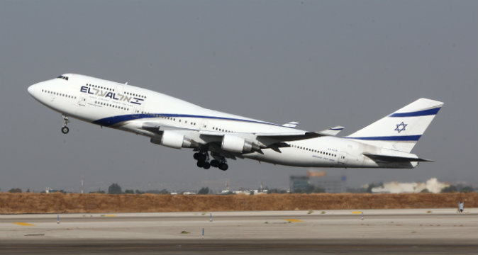 A Boeing 777-200 from Israeli airliner EL-AL takes off from Ben Gurion International airport on October 28, 2009.  (JACK GUEZ/AFP/Getty Images)