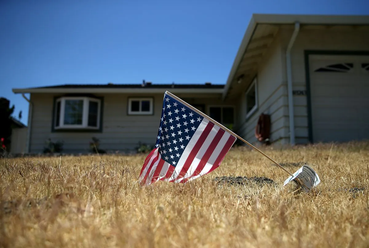 An American flag is displayed on a dead lawn in front of a home in Fremont, Calif., on July 18, 2014. (Justin Sullivan/Getty Images)