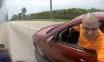 Bizarre Motorcycle Road Rage Fight Caught on Camera