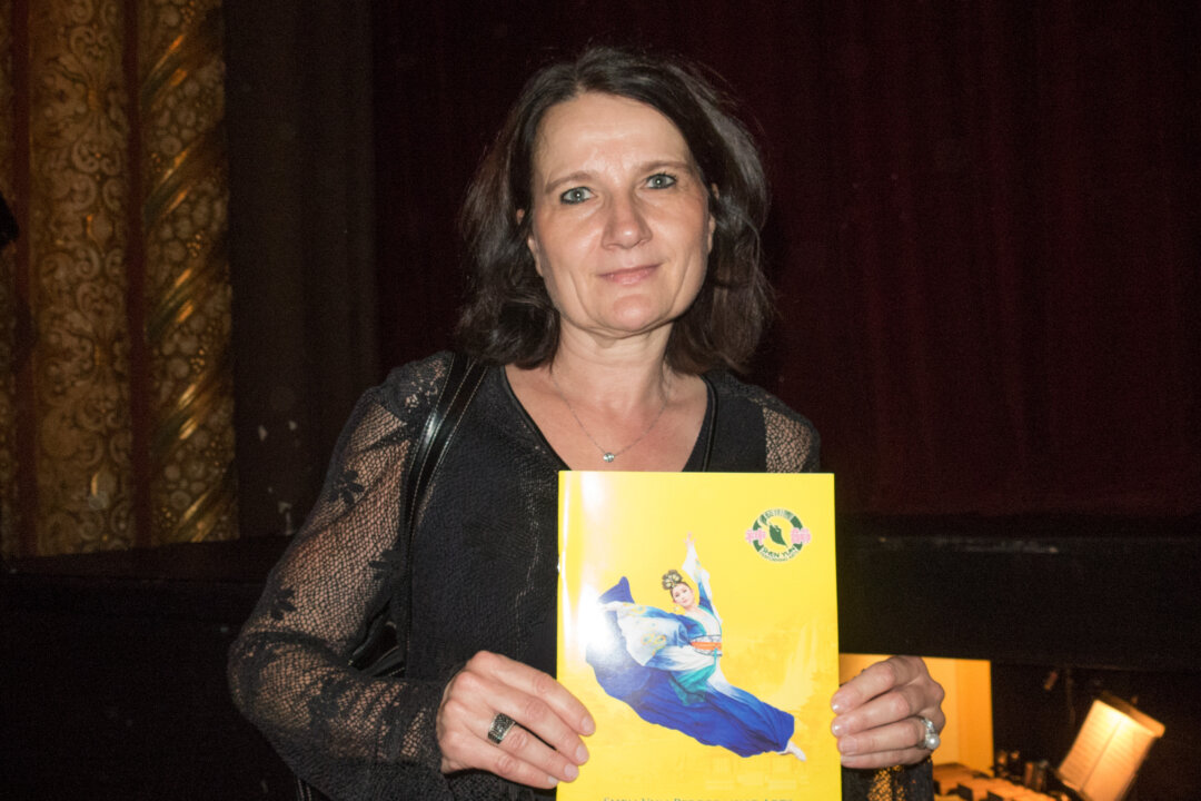 Christina Nebe enjoys Shen Yun Performing Arts at the Orpheum Theater in Phoenix, on the evening of April 6, 2016. (Alex Ma/Epoch Times)