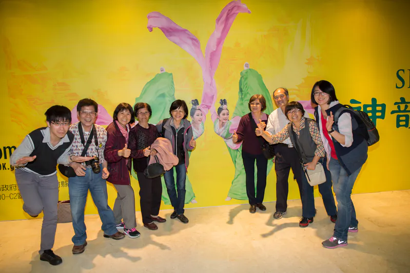 Professor Zeng Qiming (2nd L), his wife (2nd R), and their family members attend Shen Yun Performing Arts on April 2, 2016. (Zheng Shunli/Epoch times)
