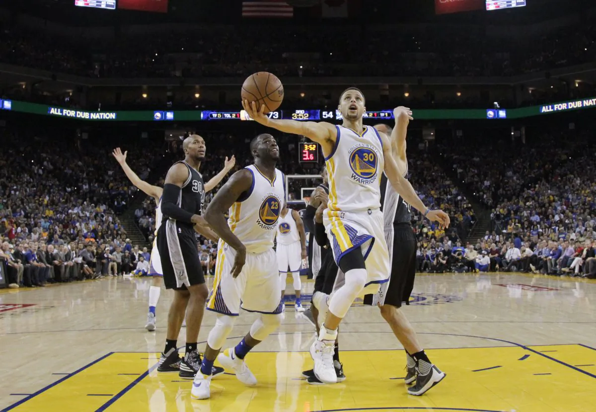 Golden State Warriors' Stephen Curry during  an NBA basketball game against the San Antonio Spurs Thursday, April 7, 2016, in Oakland, Calif. (AP Photo/Marcio Jose Sanchez)