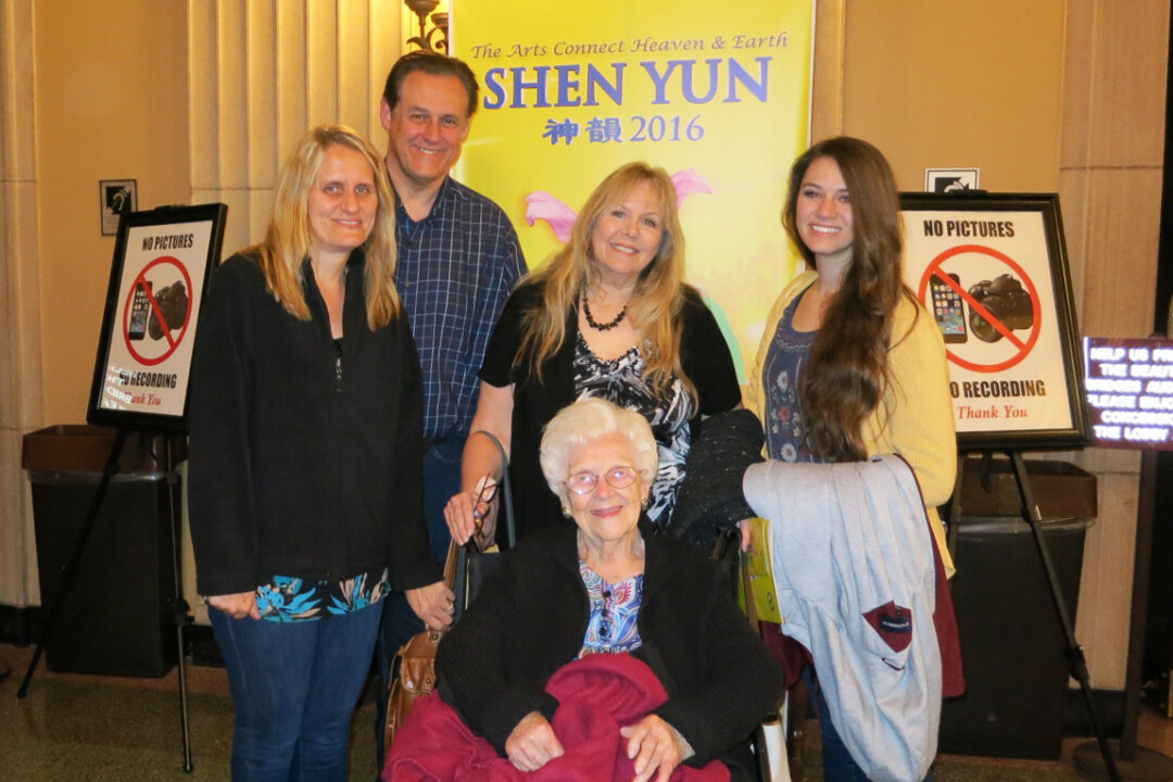 After 95-year-old Georgie Ingrao saw a Shen Yun advertisement on TV, she said to herself, “I’d love to watch that show.” And so on April 8, she did just that, along with her family members. (Alex Lee/Epoch Times)